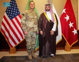 نائب وزير الدفاع يزور مقر القيادة الوسطى الأمريكية