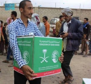 مركز الملك سلمان للإغاثة يوزع أكثر من 14 طناً من السلال الغذائية في محافظة تعز