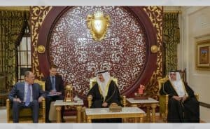 العاهل البحريني يلتقى بوزير الخارجية الروسي