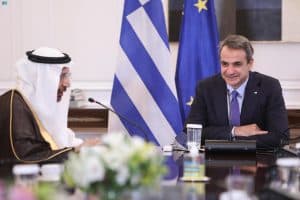 وزير الاستثمار يلتقي برئيس الوزراء اليوناني