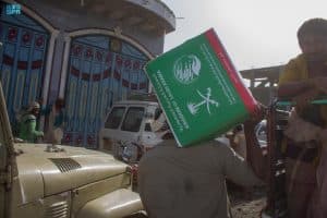 مركز الملك سلمان للإغاثة يوزع أكثر من 100 طن من السلال الغذائية في مديرية المعافر بتعز