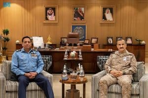 قائدِ القواتِ الجويةِ يستقبلُ رئيسَ أركانِ القواتِ الجويةِ الباكستانيةِ