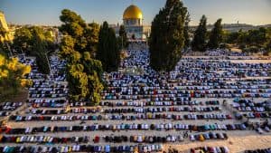 عشرات الآلاف يؤدون صلاة الجمعة في المسجد الأقصى