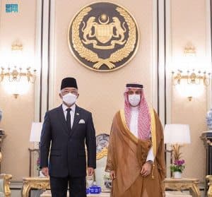 ملك ماليزيا يستقبل سمو وزير الخارجية
