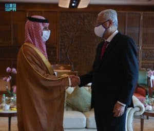 رئيس وزراء ماليزيا يستقبل سمو وزير الخارجية