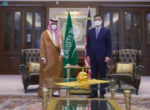 سمو وزير الخارجية يلتقي وزير التجارة الدولية والصناعة الماليزي