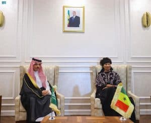وزير الخارجية يلتقي وزيرة الشؤون الخارجية والسنغاليين بالخارج