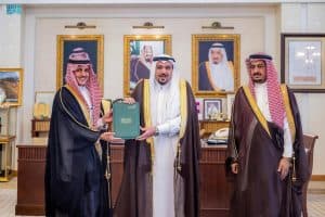 أمير القصيم يتسلّم التقرير السنوي لـ”ديوان المحاسبة” لأداء القطاعات الحكومية بالمنطقة