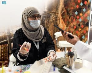 “حرفة النحت على الجبس وحياكة السدو” تستوقف زوار معرض المدينة المنورة للكتاب