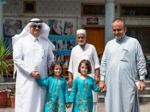 سفير المملكة لدى باكستان يزور الطفلتين التوأم السيامي الباكستاني “فاطمة ومشاعل”