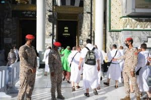 الشرطة العسكرية الخاصة للقوات البرية تساند قوى الأمن الداخلي في إدارة الحشود وتنظيم حركة الحجاج