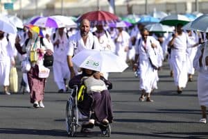 الحجاج يتوافدون إلى منى لقضاء يوم التروية