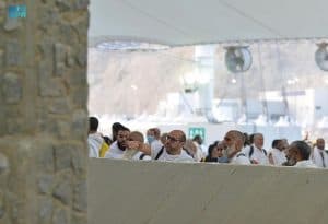 حجاج بيت الله الحرام يرمون اليوم الجمرات الثلاث في أول أيام التشريق