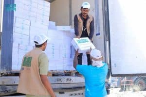 توزيع 3.000 كرتون من التمور في مديرية عتق بشبوة