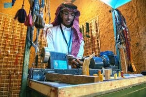 “المسابيح” مهنة أثرية متوارثة تستهوي زوار بيت حائل