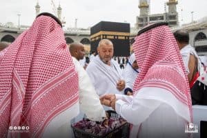 توزيع وجبات غذائية ومظلات شمسية لقاصدي المسجد الحرام