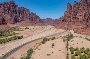 طريق وداي الديسة بمنطقة تبوك.. أحد مشاريع وزارة النقل التي تخدم الحركة السياحية وتعزز من جودة الحياة