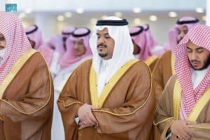 أمير الرياض بالنيابة يؤدي صلاة الميت على الجوهرة آل الشيخ -رحمها الله-