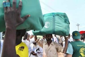 “إغاثي الملك سلمان” يواصل توزيع المساعدات على متضرري الفيضانات بالسودان