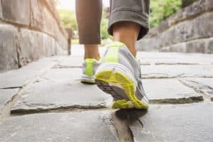 المشي 5 دقائق بعد تناوُل الطعام ينقذك من مشاكل صحية كبيرة