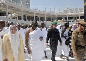 الرئيس السنغالي يؤدي مناسك العمرة