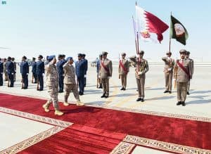 رئيس هيئة الأركان يصل قطر ويلتقي بعدد من القيادات العسكرية