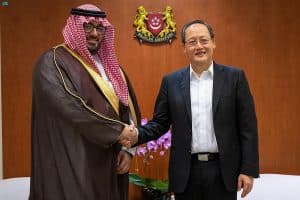وزير الاقتصاد والتخطيط يلتقي بوزير القوى العاملة السنغافوري