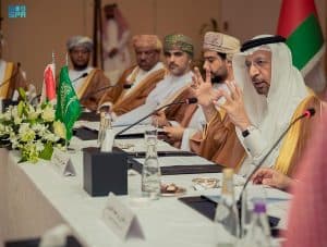 الفالح يؤكدُ أهميةَ تعزيز التواصل في القطاعات الحكومية والخاصة في المملكة وسلطنة عمان
