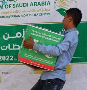 “إغاثي الملك سلمان” يوزّع أكثر من 86 طناً من السلال الغذائية في تعز