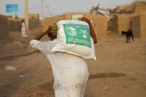“إغاثي الملك سلمان” يوزِّع 14 طنًّا من السلال الغذائية بالسودان