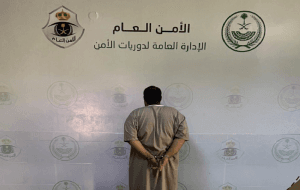 القبض على شخص لسكبه وإشعاله مادة قابلة للاشتعال حول (3) مركبات