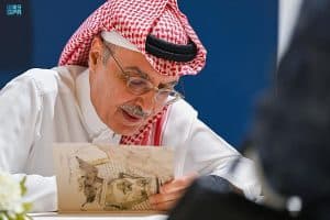 الأمير بدر بن عبد المحسن يوقِّعُ مجموعة “الأعمال الشعرية” في “كتاب الرياض”