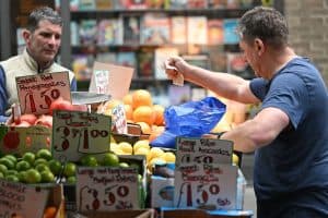 بريطانيا تسجل أعلى تضخم لها منذ أربعين عاماً عند 10.1%
