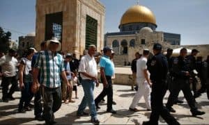 مستوطنون يقتحمون “الأقصى” بحماية شرطة الاحتلال
