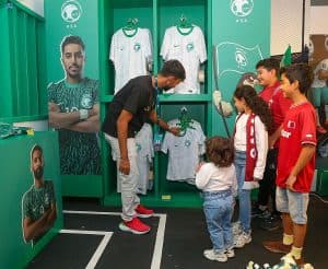 القميص الأخضر يجذب زوار البيت السعودي