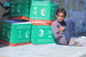 “إغاثي الملك سلمان” يوزع أكثر من 74 طنًا من السلال الغذائية بتعز