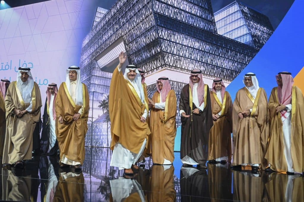 جولة-سمو-أمير-المنطقة-الشرقية-في-المبنى-1400×932