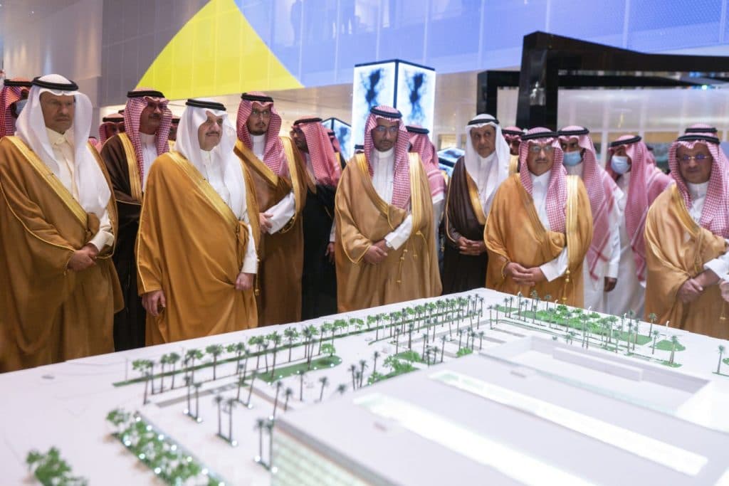 سمو-الأمير-مع-أعضاء-إدارة-سابك-السابقين-1400×934