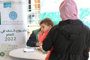 “إغاثي الملك سلمان” يوزع الكسوة الشتوية على 985 أسرة محتاجة بالأردن