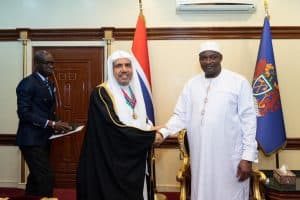 رئيس غامبيا يتوِّج د.العيسى بوسام “سفير السلام الدولي”.. بإقرار “الأمم المتحدة” وموافقتها
