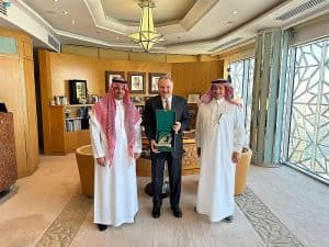 سفيرُ المملكةِ لدى مصر يستقبلُ رئيسِ الاتحاد السعودي لكرة المناورة