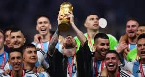 ميسي يرفع كأس العالم مرتديا “البشت” الخليجي