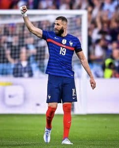 بنزيما يعتزل اللعب دولياً