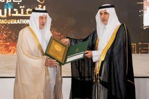 أمير مكة يُكرم رئيس (سدايا) الفائز بجائزة الاعتدال نظير جهوده التقنية المميزة