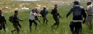 مستوطنون يستولون على أراضي الفلسطينيين بالضفة ويقتحمون الأقصى