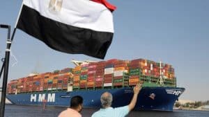 تعويم سفينة بضائع بعد أن جنحت خلال عبورها قناة السويس