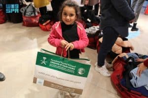 “إغاثي الملك سلمان” يواصل توزيع الكسوة الشتوية على أسر اللاجئين بلبنان
