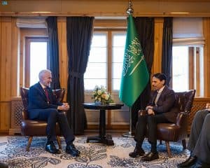 وزير الخارجية يلتقي الأمين العام للمنظمة الدولية للشرطة الجنائية “الإنتربول”