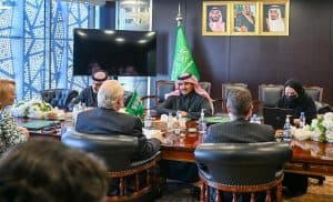 السفير آل جابر يلتقي المبعوثَ الأمريكي إلى اليمن