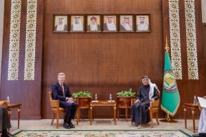 الأمين العام لمجلس التعاون يؤكد عزمه على بذل كافة الجهود لتعزيز الأمن والاستقرار في اليمن